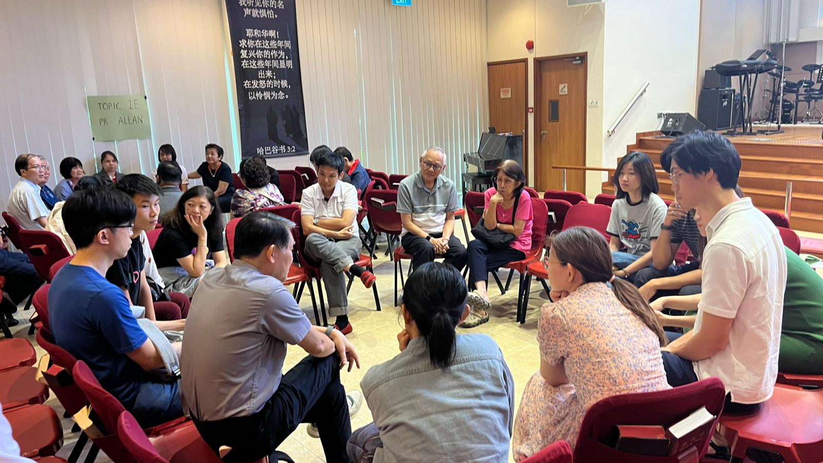 A group of people sitting in a circle
AI-generated content may be incorrect.