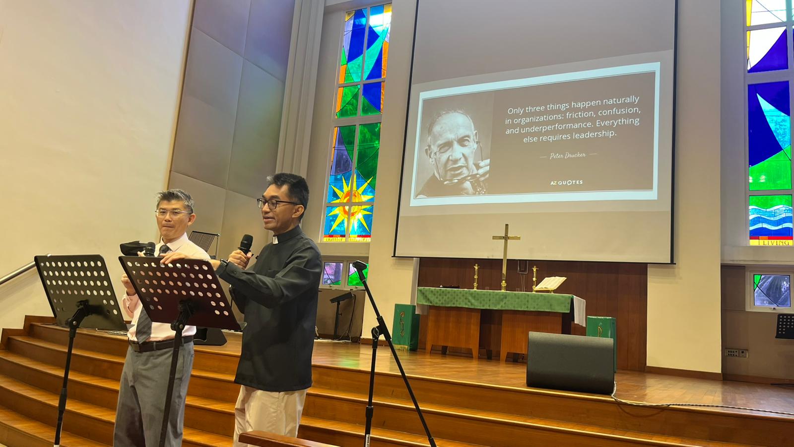 A group of people standing in front of a screen
AI-generated content may be incorrect.