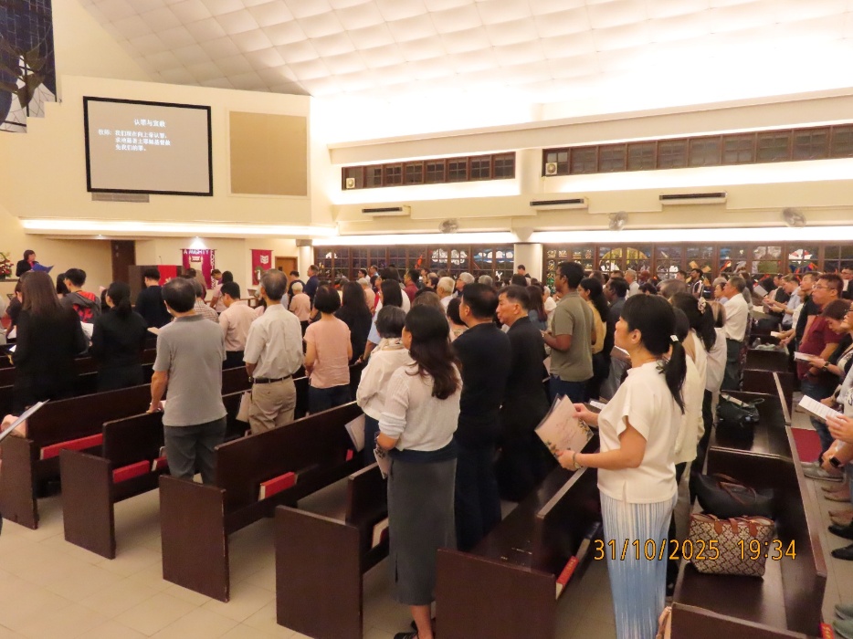 A group of people standing in a church

AI-generated content may be incorrect.